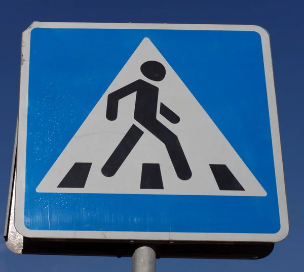 Fußgängerüberweg-Schild auf Straße — Stockfoto