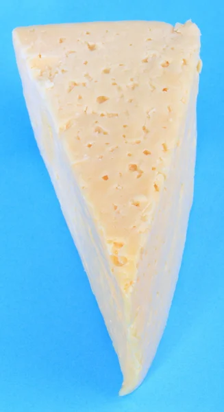 Kaas op blauwe achtergrond — Stockfoto
