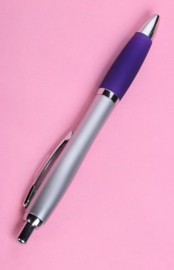 Pembe Arkaplanda Top Kalemi