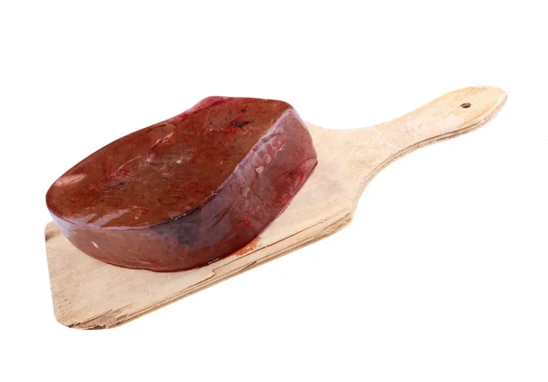 Pieza de carne en tablero de madera aislado — Foto de Stock