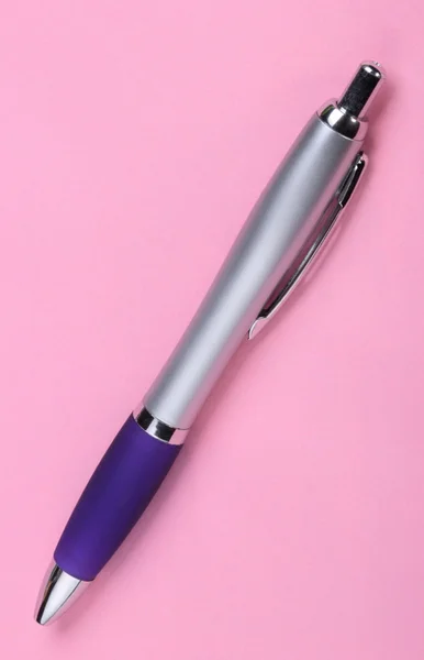 Kuličkové pero na růžovém pozadí — Stock fotografie