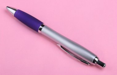 Pembe Arkaplanda Top Kalemi