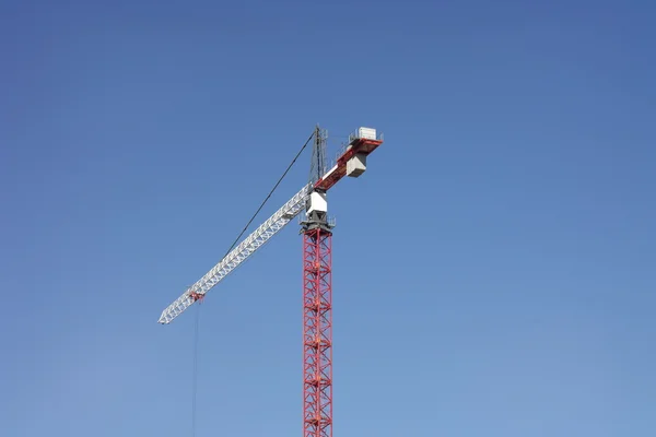 Torre de la grúa en el cielo Fondo — Foto de Stock