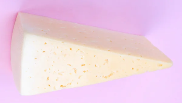 Formaggio su sfondo rosa — Foto Stock