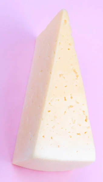 Sýr na růžovém pozadí — Stock fotografie