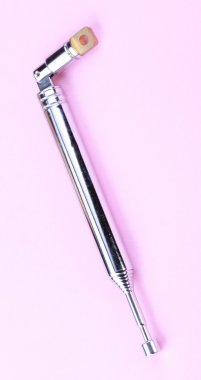 pembe bir arka plan üzerinde teleskopik anten