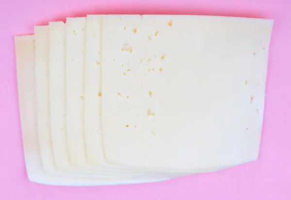 Сыр на розовом фоне — стоковое фото