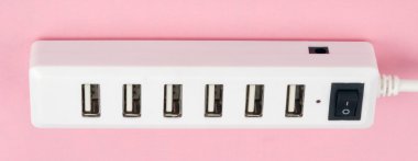 pembe bir arka plan üzerinde USB hub