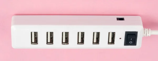 Hub USB na różowym tle — Zdjęcie stockowe