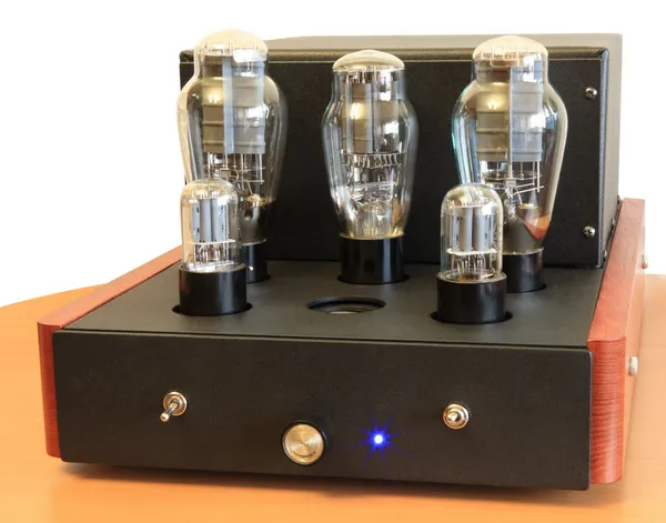 Vacuum tube amplifier on 300B triodes — Stock Photo, Image