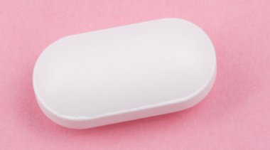 pembe bir arka plan üzerinde beyaz hap