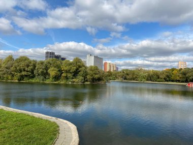 Şehir parkında yaz güneşli bir günde