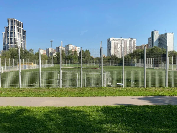 Güneşli Bir Günde Çitin Yanında Futbol Sahası — Stok fotoğraf