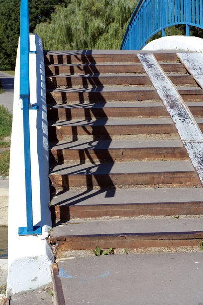 Pont Sur Étang Dans Parc Sec Ensoleillé Journée Été — Photo