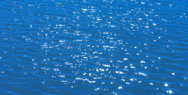 夏の乾燥した晴れた日に都市公園の池の水にグレア — ストック写真