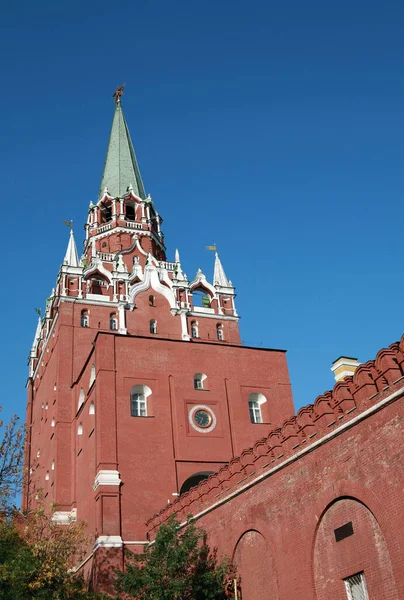 Şehir Merkezinde Gökyüzü Arka Planı Üzerine Kremlin Kulesi — Stok fotoğraf