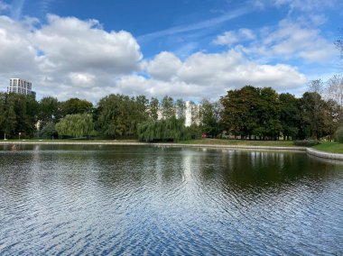 Şehir parkında yaz güneşli bir günde