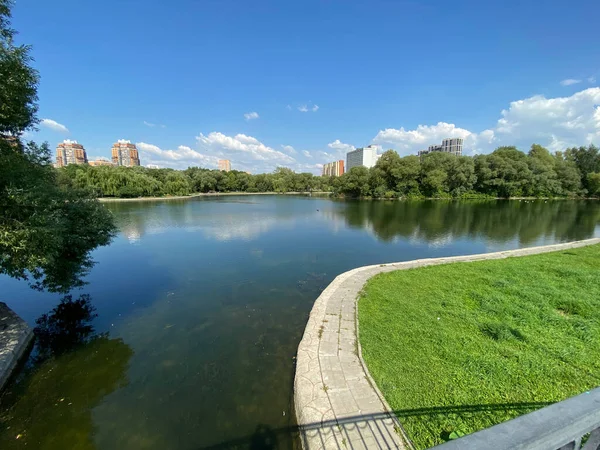 Şehir parkında yaz güneşli bir günde