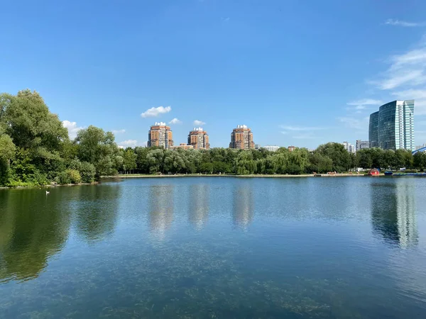 Şehir parkında yaz güneşli bir günde