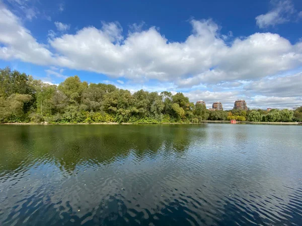 Été Dans Parc Ville Par Temps Sec Ensoleillé — Photo