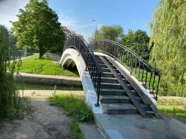 Güneşli bir yaz gününde, gölün üzerindeki köprüde.