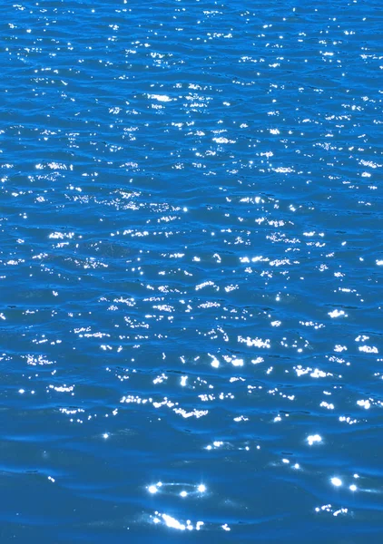 夏の乾燥した晴れた日に都市公園の池の水にグレア — ストック写真