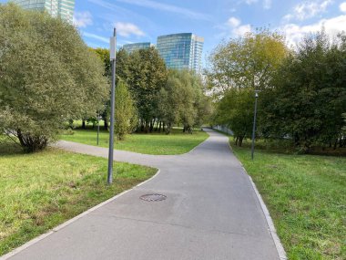 Şehir parkında yaz güneşli bir günde