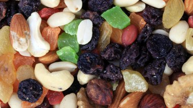 Kuru, güneşli yaz gününde kurutulmuş meyve seti.