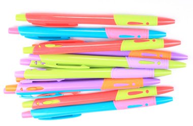 Beyaz Arkaplanda çok sayıda tükenmez kalem