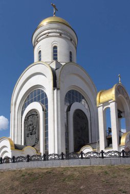 Kuru ve güneşli yaz gününde Gündüz Kilisesi