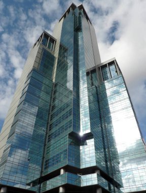 Ofis Binası güneşli bir gün kenarı