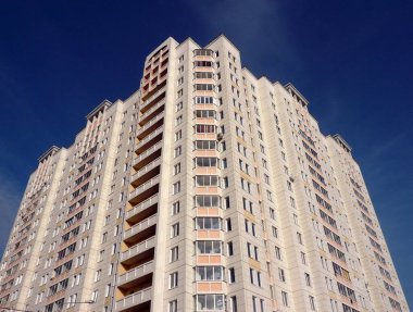 Gökyüzü arkaplanındaki ev binasının kenarı
