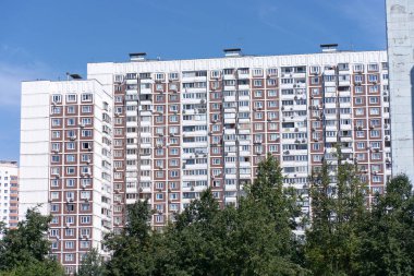 Kuru güneşli bir yaz gününde gökyüzü arka planında ev inşa etmenin kıyısında