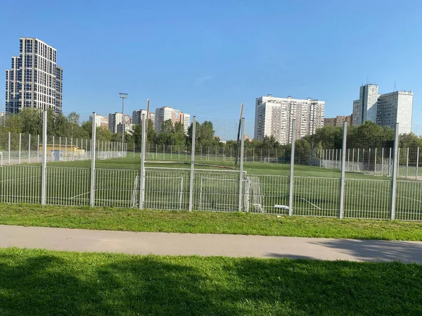 Güneşli Yaz Gününde Çitin Yanındaki Futbol Sahası — Stok fotoğraf