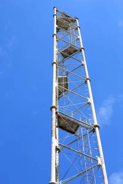 Mât Antenne Sur Fond Bleu Ciel — Photo