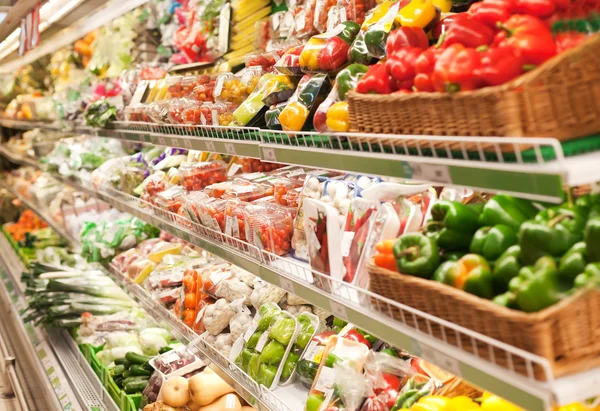 Regal im Supermarkt — Stockfoto