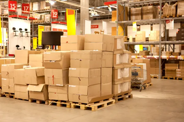 Rack stack arrangement of cardboard boxes in a store warehouse — Stock Photo, Image