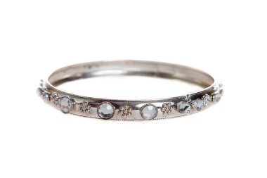 beyaz zemin üzerinde güzel bileklik