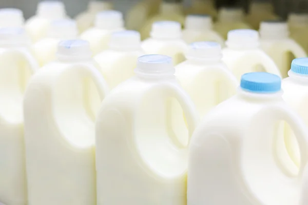 Garrafas de leite na loja — Fotografia de Stock