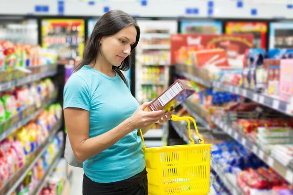 Mulher a verificar a rotulagem dos alimentos — Fotografia de Stock