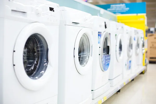Tvättmaskin i snabbköpet — Stockfoto