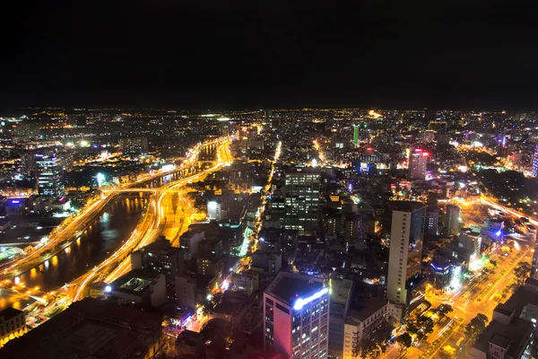 Ciudad urbana nocturna Skyline, Ciudad Ho Chi Minh, Vietnam — Foto de Stock