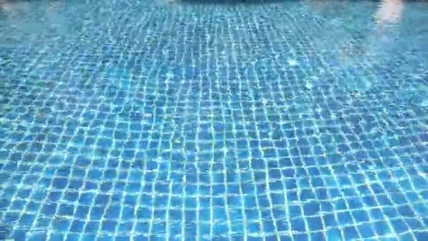 Mulher nada na piscina — Vídeo de Stock