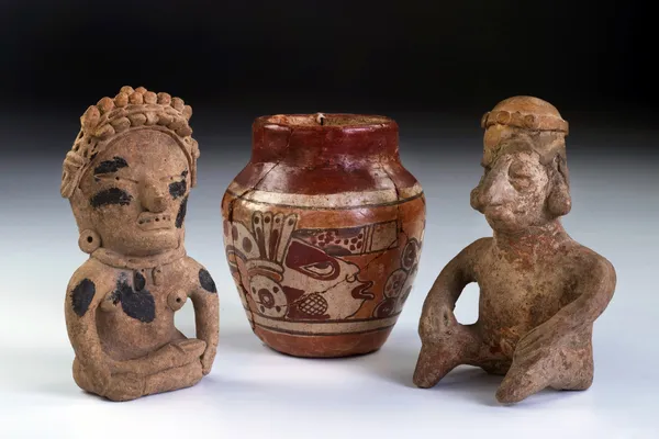 Pre Columbian pottery and clay warriors. — Stock Photo, Image
