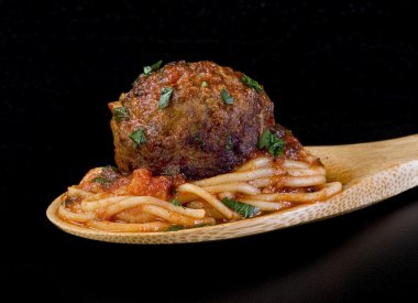 Spagetti ve köfte.