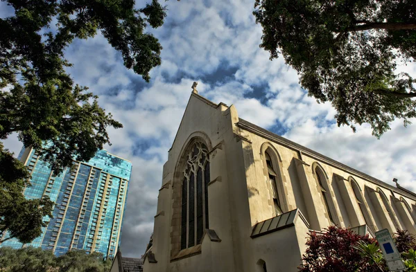 Kirche mit Kreuz an der Spitze. — Stockfoto