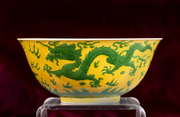 Ciotola di drago verde e giallo cinese . — Foto Stock