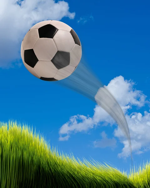 Bola de futebol voando. — Fotografia de Stock