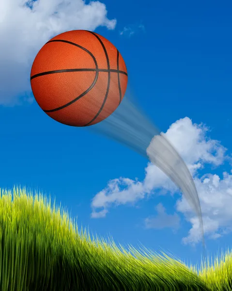 Basketballfliegen. — Stockfoto