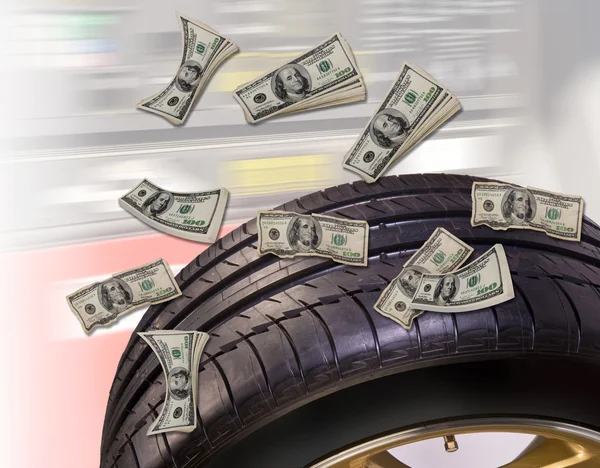 Dinero y neumáticos . — Foto de Stock